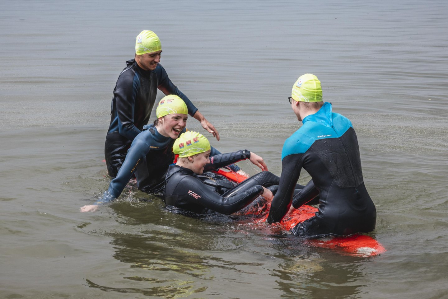 Mehrere Teams (je drei bis fünf Kinder) stehen mit einem Paddle Board bereit. Du gibst vor,
wie viele Hände/Füsse/Arme/Beine auf dem Paddle Board sein müssen. Jedes Team
sucht eine Lösung, um die vorgegebene Strecke gemäss den Vorgaben möglichst schnell
zurückzulegen.