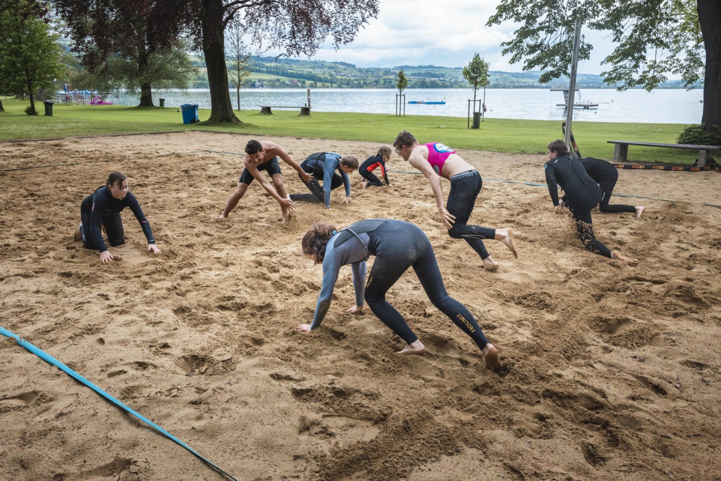 Tandems legen sich im Abstand von zwei bis drei Metern bäuchlings in den Sand oder auf
den Boden und schauen sich in die Augen. Du machst eine Seite der Tandemreihe zum
«Tag», die andere zur «Nacht». Je nach Kommando jagen die Kinder aus «Tag» oder «Nacht»
die anderen. Wer punktet am meisten als Jäger/-in oder Verfolgte/-r?