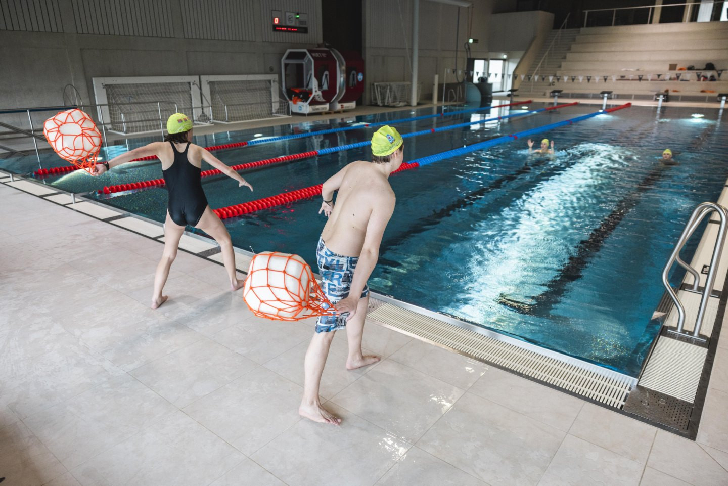 Die Kinder können den Rettungsball kontrolliert und zielgenau (eine Armlänge) einer Person im Wasser zuwerfen.