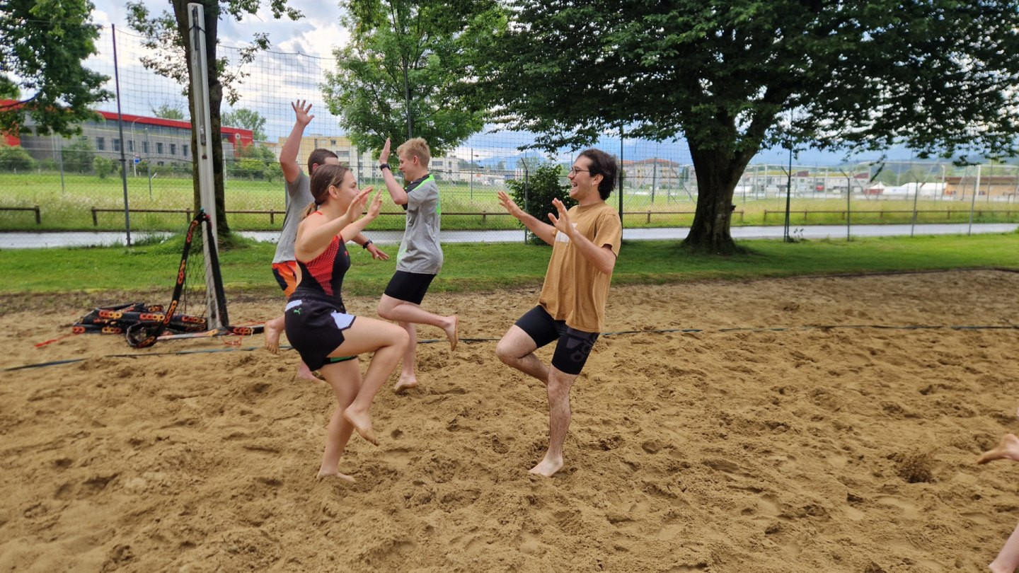 Die Kinder verbessern ihre Balance spielerisch.