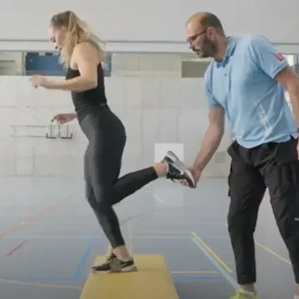 Power to Win – Good Practice: Stufe T1 – Eingrenzen – Explosivität – kleine Sprungform – Einbeiniger reaktiver Sprung am Schwedenkasten