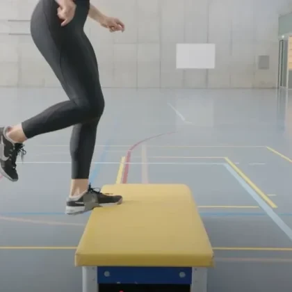 Power to Win – Good Practice: Stufe T1 – Eingrenzen – Explosivität – kleine Sprungform – Reaktiver einbeiniger Sprung aus einer Überhöhung
