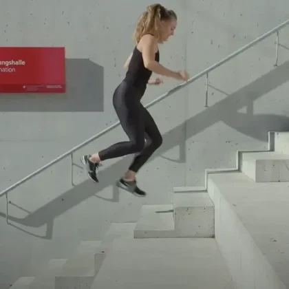 Power to Win – Good Practice: Stufe T1 – Eingrenzen – Explosivität – Sprünge – Einbeinsprung an der Treppe (Fussgelenk dominant)