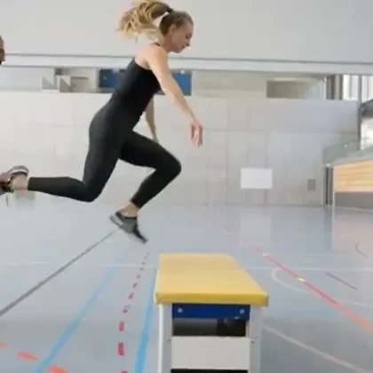Power to Win – Good Practice: Stufe T1 – Konkretisieren – Explosivität – Sprünge – Einbeiniger Sprung am Schwedenkasten mit Partner