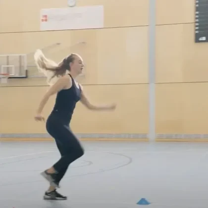 Power to Win – Good Practice: Stufe T1 – Belasten – Explosivität – Sprünge – Einbeinsprung in die Weite