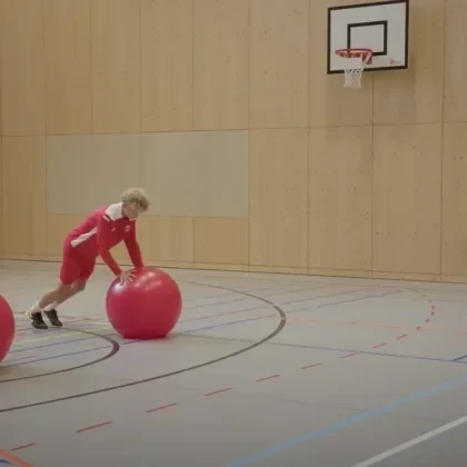 Power to Win – Good Practice: Stufe T1 – Eingrenzen – Schnelligkeit – Beschleunigung – Startposition auf Swissball