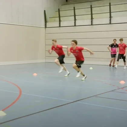 Power to Win – Good Practice: Stufe T1 – Eingrenzen – Schnelligkeit – Beschleunigung – in Kombination mit Sprüngen Startposition Ausfallschritt