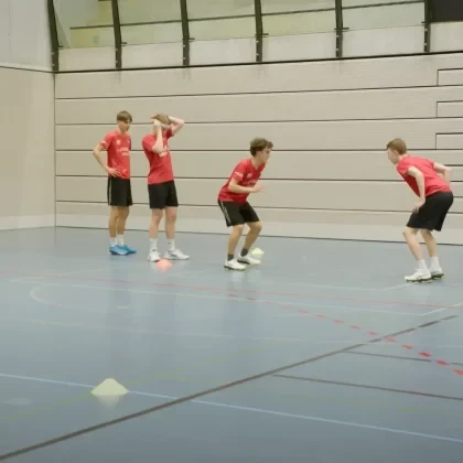 Power to Win – Good Practice: Stufe T1 – Eingrenzen – Schnelligkeit – Beschleunigung – in Kombination mit Sprüngen Startposition Lateral