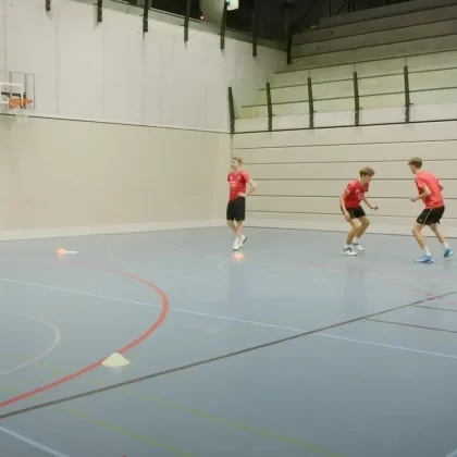 Power to Win – Good Practice: Stufe T1 – Konkretisieren– Schnelligkeit – Beschleunigung – Startposition lateral Schulung Abdruck Knee Drive