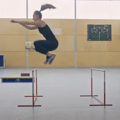 Power to Win – Good Practice: Stufe T1 – Belasten – Explosivität – Sprünge – Beidbeiniges Hürdenspringen