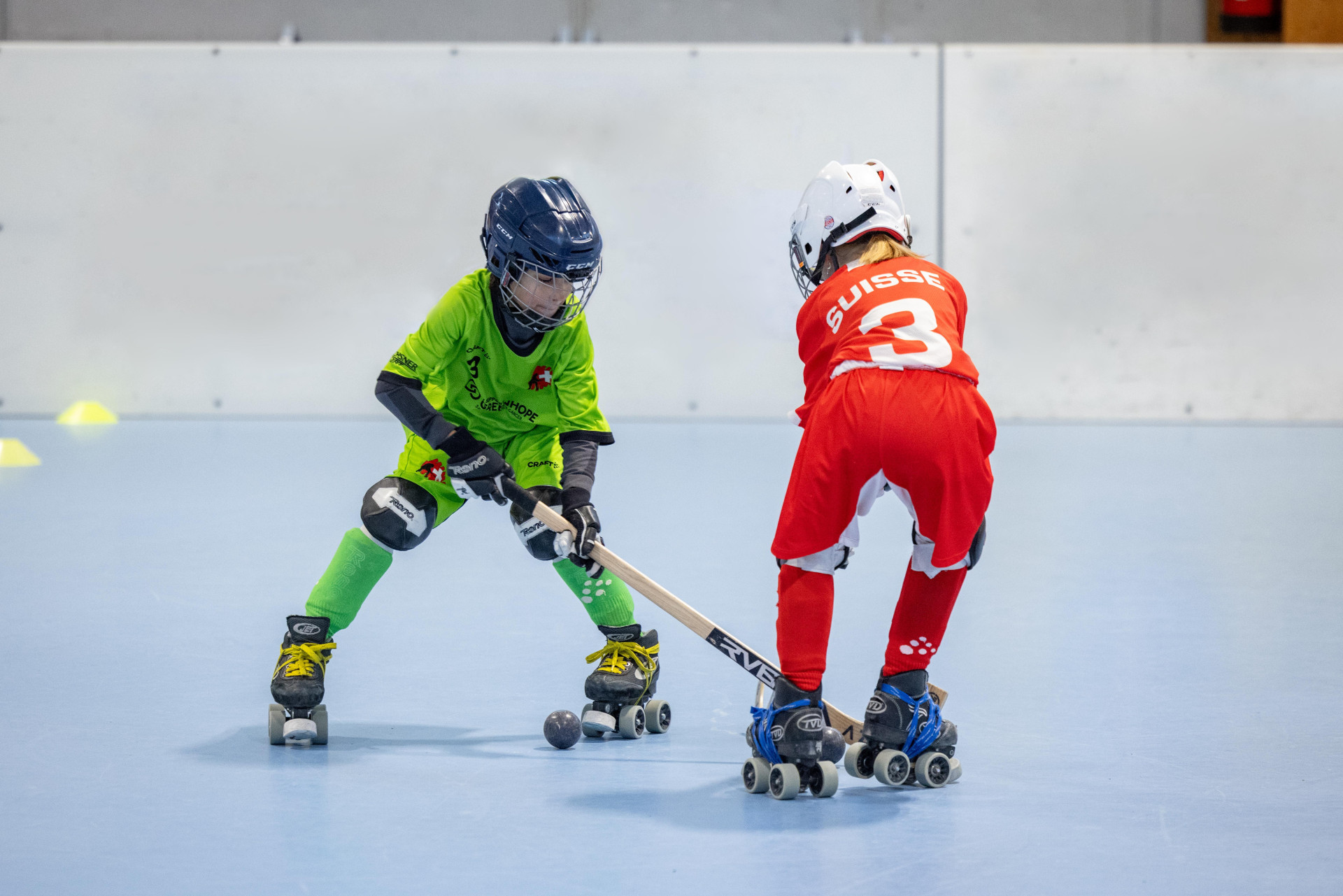 Die Spieler kontrollieren den Ball am Boden oder in der Luft. Um ihn optimal von den Gegnern abzuschirmen oder Raum zu gewinnen, können sie ihn vorwärts, seitwärts und rückwärts führen. Zielstrebig, mutig und mit Finten sind sie für die Gegenspieler unberechenbar und behaupten sich im Zweikampf. Dadurch schaffen sie Zeit und Raum für Folgeaktionen und zwingen das gegnerische Team zu Defensivarbeit.
