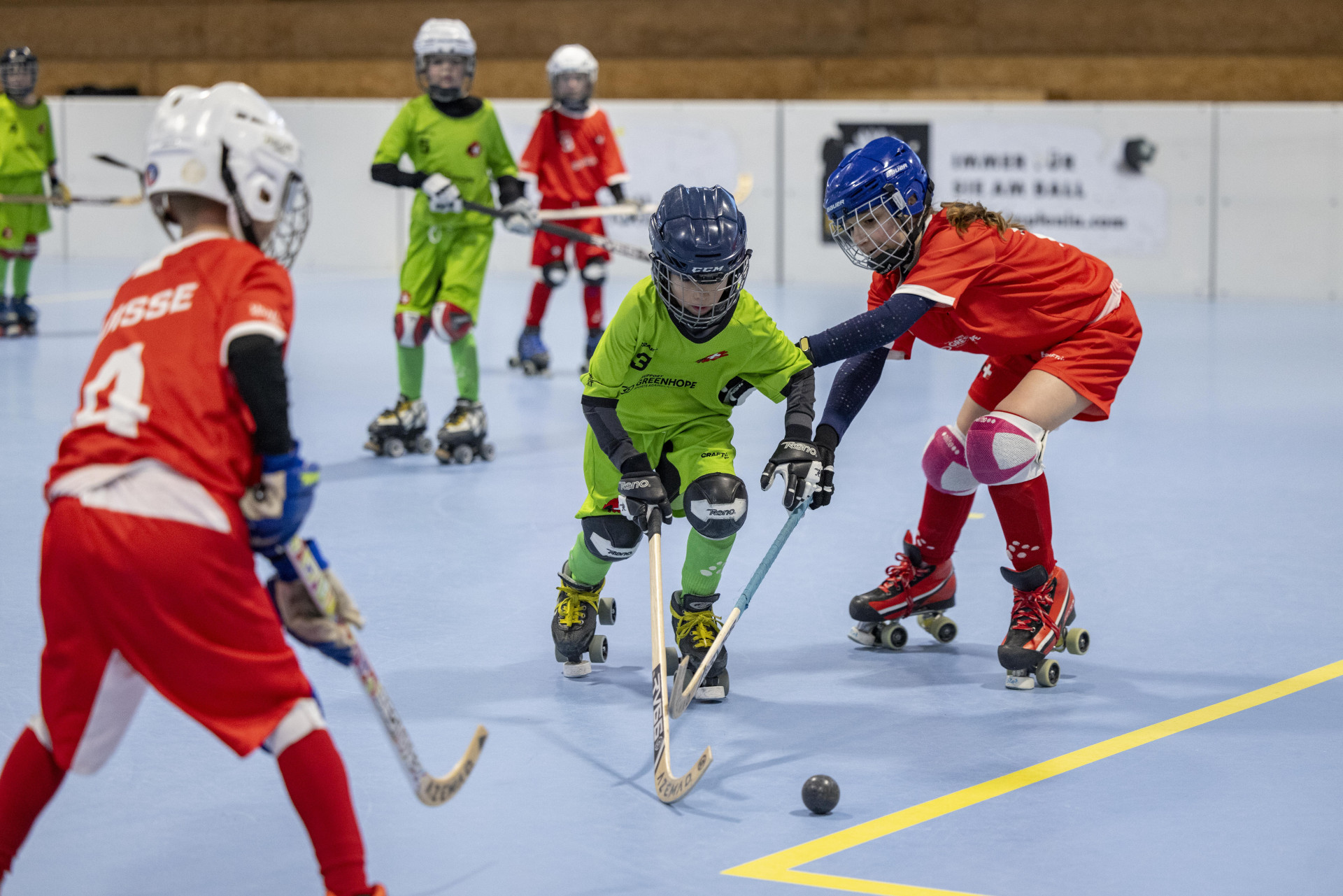 Ein Spielaufbau basiert auf der Qualität eines Zuspiels oder eines geschickten Dribblings. Getreu dem Motto «der Ball ist schneller als die Spielerin» geniessen präzise und scharfe Pässe Priorität. Hierfür braucht es exakte Passgeberinnen und geschickt freilaufende Mitspielerinnen ohne Ball. Sie bieten sich an oder binden Gegenspielerinnen. So öffnen sie Räume für einen Vorstoss mit Torabschluss. Ein kluges Zusammenspiel erhöht das Spieltempo und erleichtert das Ausspielen der Gegnerinnen. Das Kreieren von Überzahlsituationen verspricht am meisten Erfolg. Hierfür eignen sich Dribbeln, Finten, Körpertäuschungen und vor allem direkte und indirekte Blocks am besten.