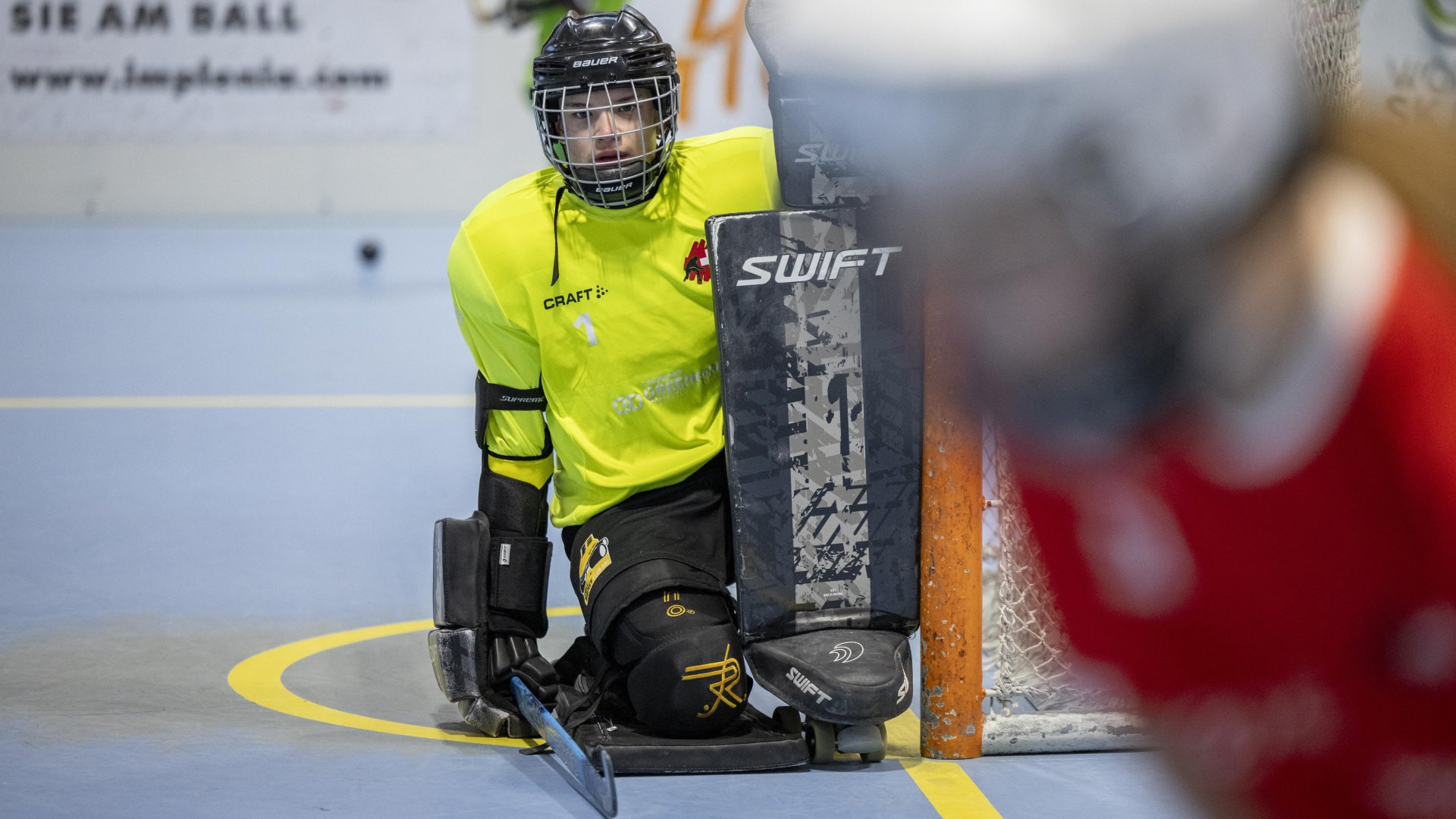 Wirkt ein Goalie ruhig und stilsicher, so strahlt das auf die Mitspieler Selbstvertrauen aus. Auf die gegnerischen Stürmer wirkt es im direkten Duell überlegen. Ein Goalie darf zum richtigen Zeitpunkt aktiv werden, soll die Bälle zur Seite verteilen oder direkt einen Gegenangriff einleiten.