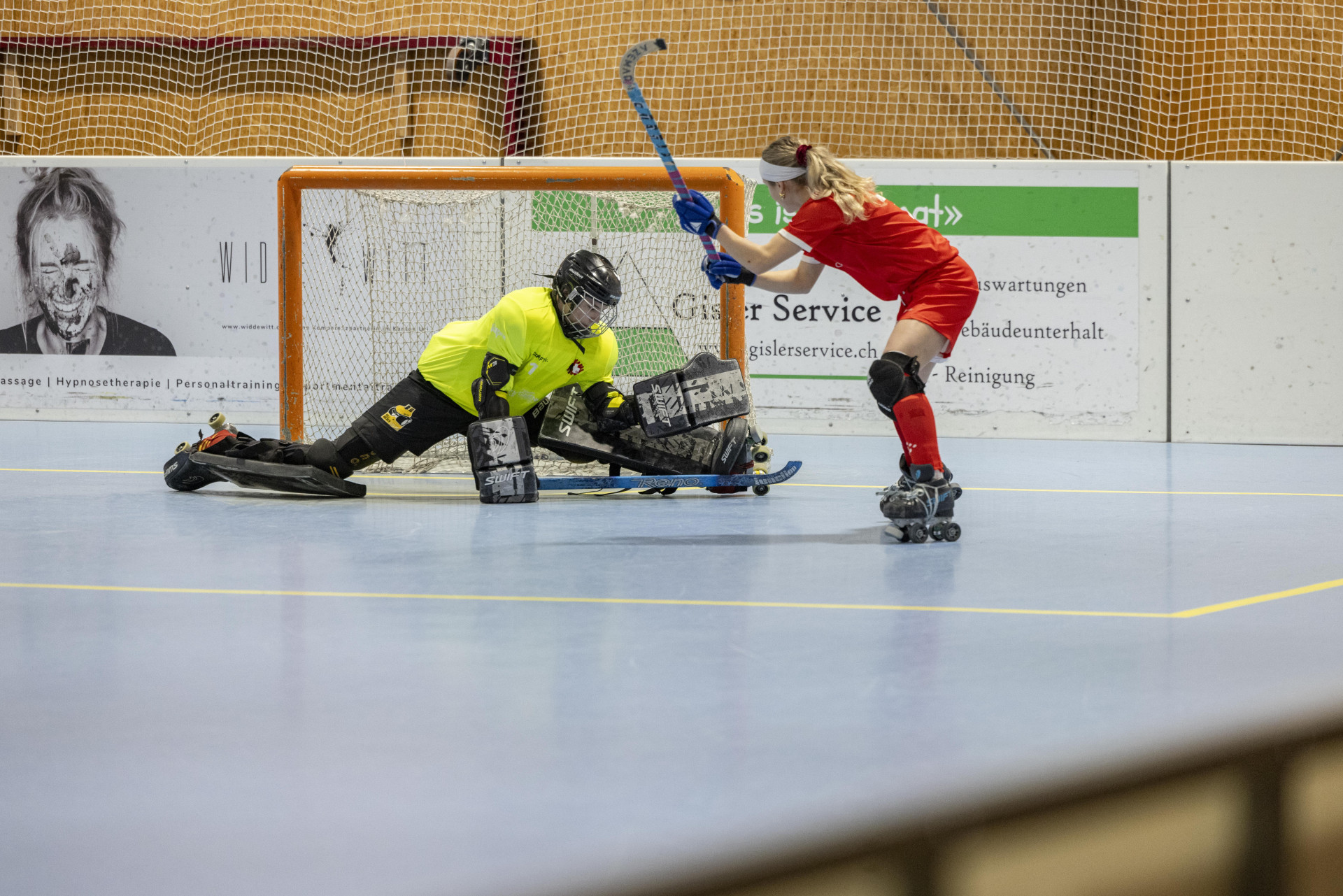 Il portiere cerca costantemente di coprire con il proprio corpo la superficie più ampia possibile della porta. A questo scopo sono adatti sia lo stile spagnolo (seduto a terra, detto anche «barchetta») sia quello portoghese (con il ginocchio a terra). Grazie a una tecnica di spostamento dinamico, il portiere si rivolge sempre in modo ottimale verso la palla. La superficie da coprire (detta anche «specchio» della porta) varia a seconda della distanza dalla linea di porta, della posizione delle mani e delle protezioni delle gambe.