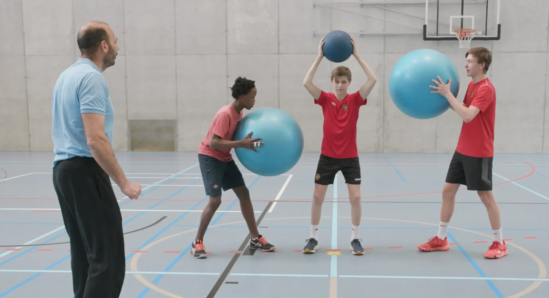 Jugendliche beim Training mit verschiedenen Bällen.