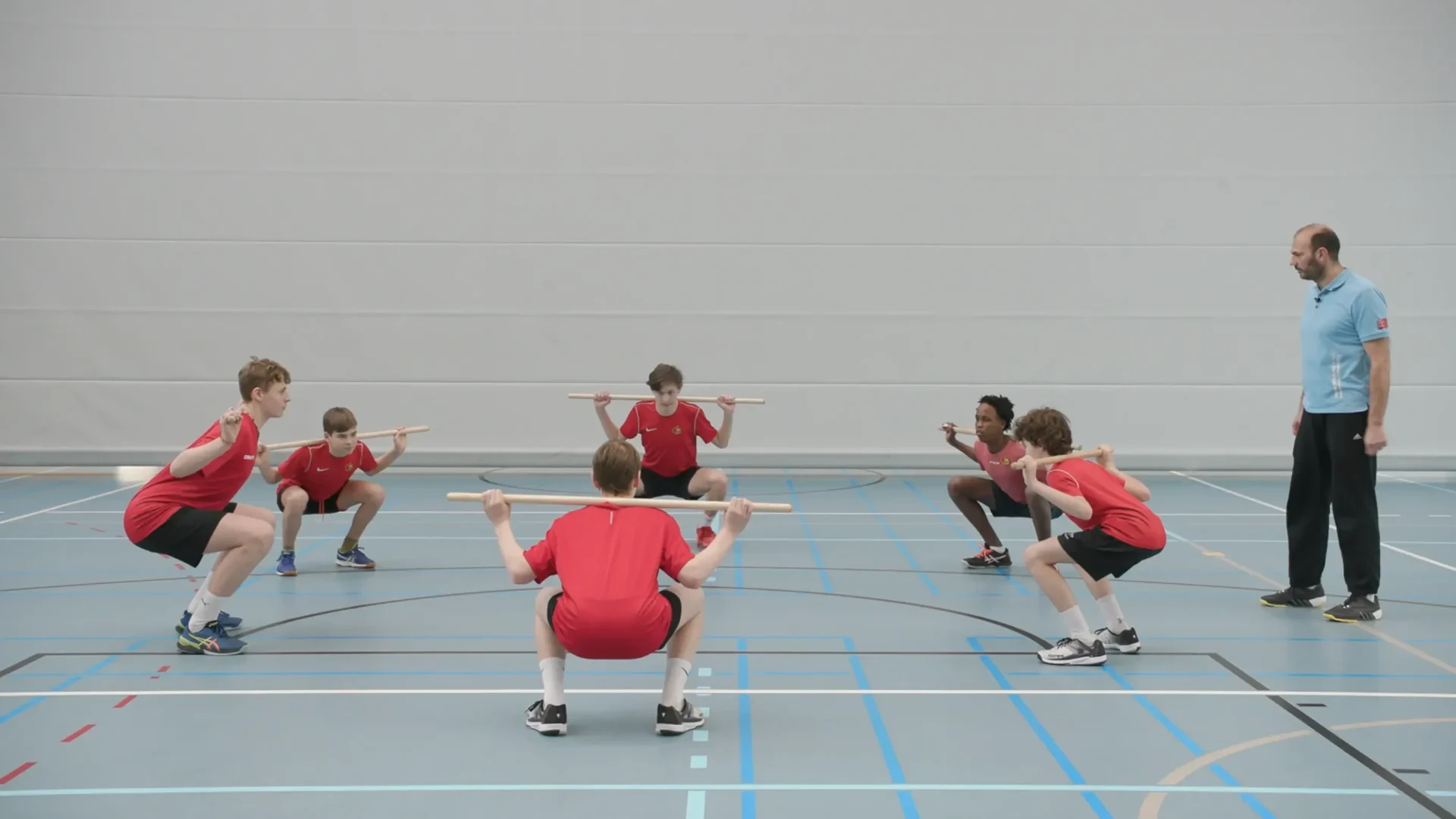 Jugenliche bei Training mit Stab