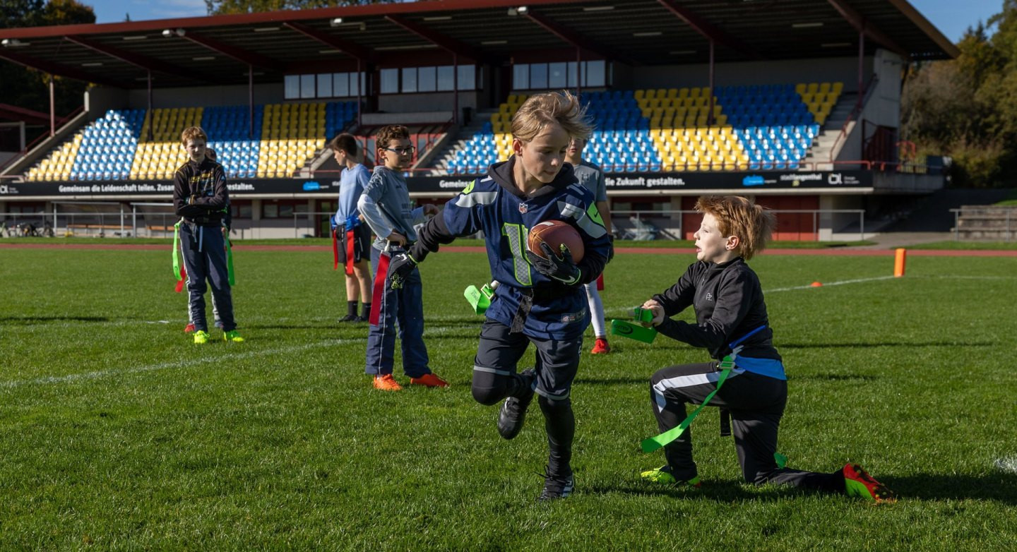 Ces neuf formes caractéristiques t’aideront à transmettre les bases du football américain. Tu trouveras des formes de jeux et d’entraînement que tu pourras adapter ou compléter à ta guise.