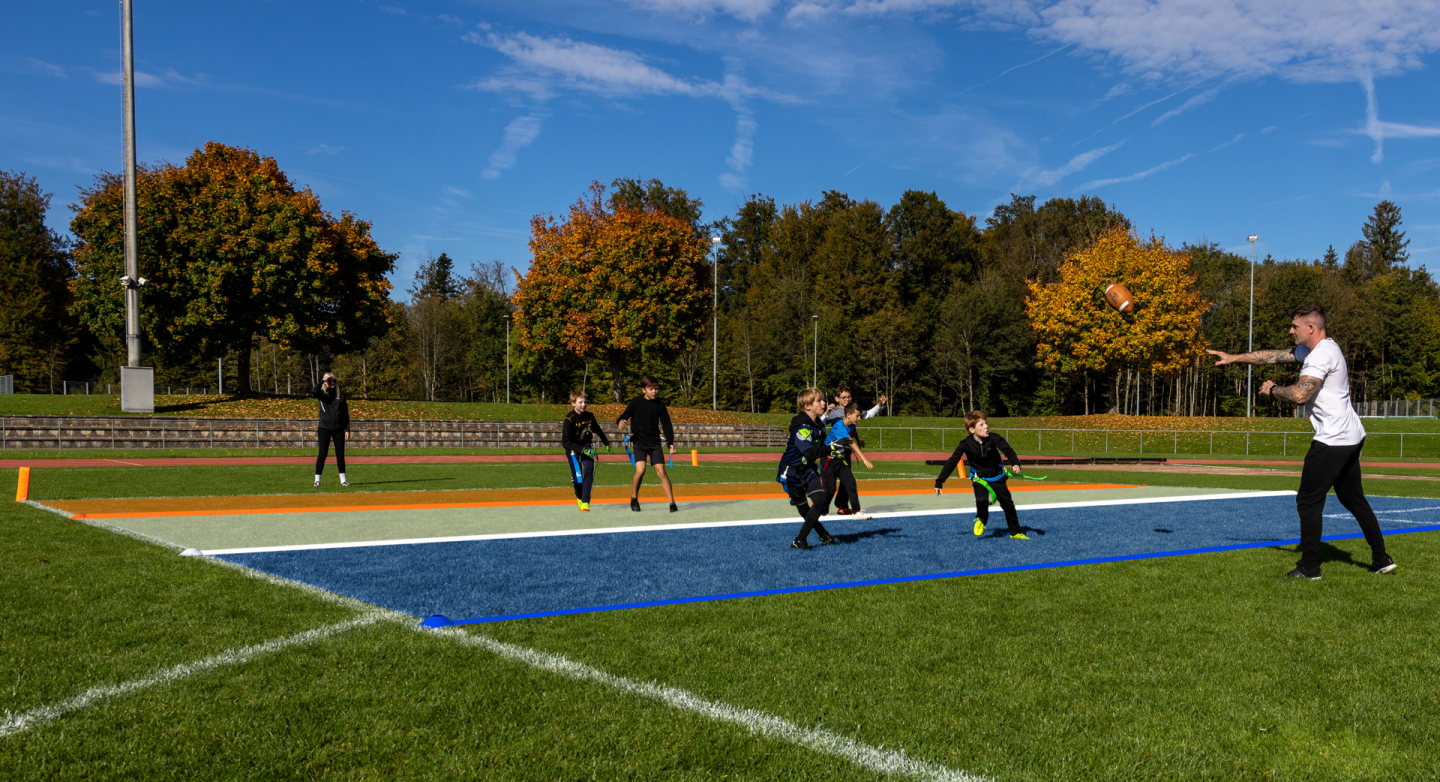 Football américain – Multiplier les actions de jeu intensives jusqu’à la fin du match: Jeu avec des zones