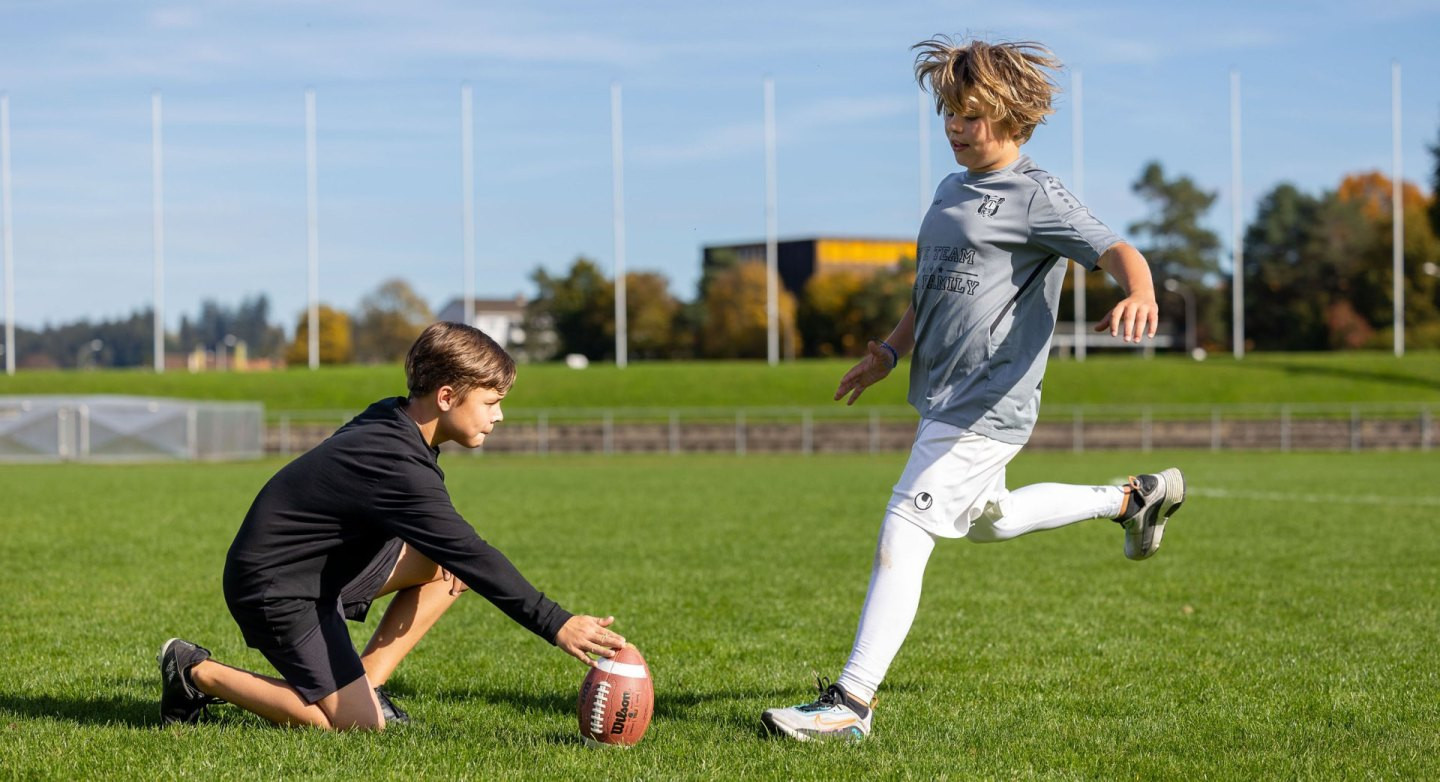 Football americano – Forma caratteristica 4: Calciare la palla con precisione e conformemente alla situazione