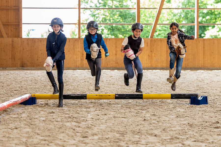 Reiten – Bewegungs- und Spielgrundformen: Hobbyhorsing Springen (Ab F1)