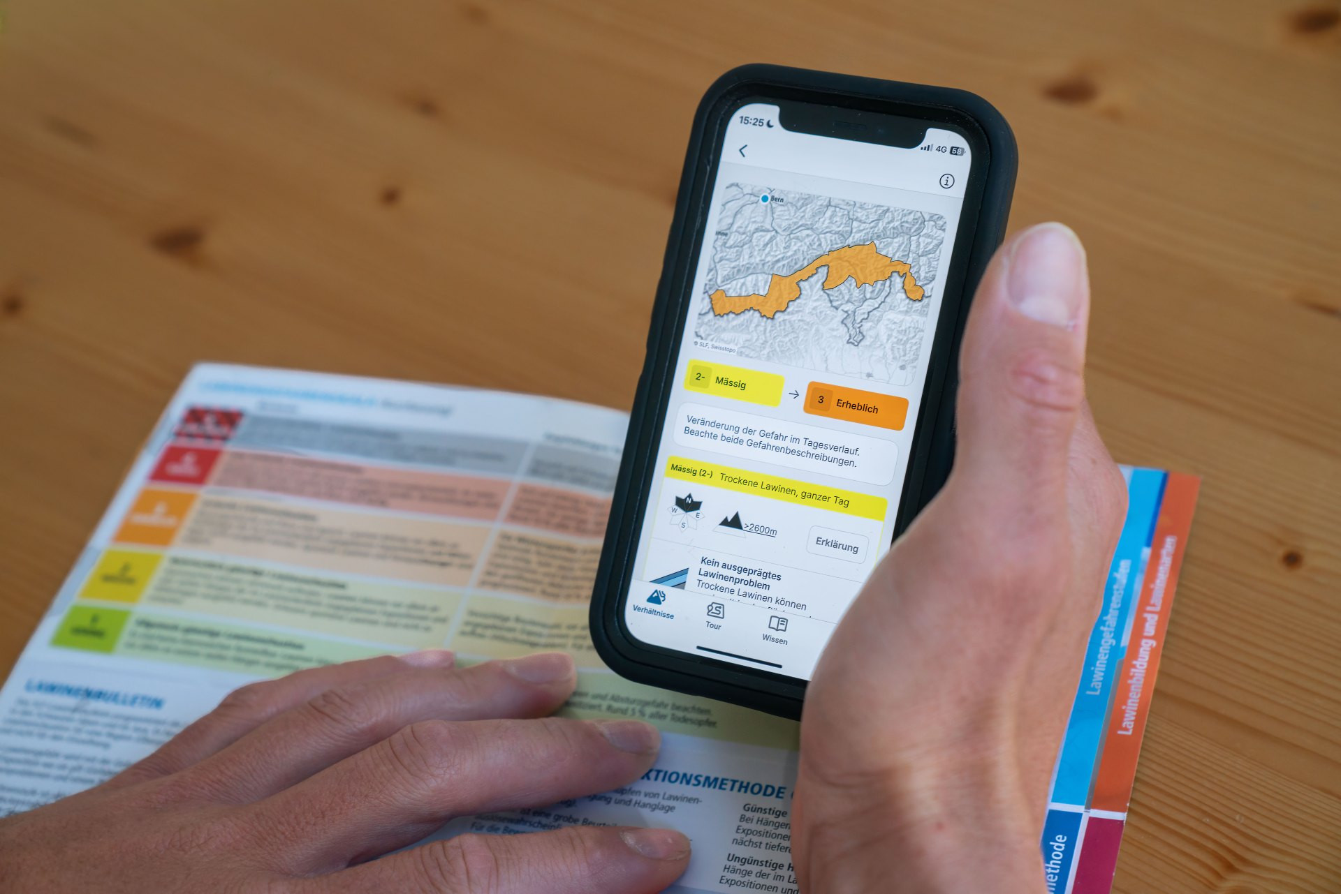 Die Jugendlichen klären mithilfe des Lawinenbulletins und den Informationen unter «Verhältnisse» folgende Fragen für den nächsten Tag:
Wie lautet die Gefahrenstufe?
Was ist das aktuelle Lawinenproblem?
Wo liegen die Gefahrenstellen – in welcher Höhenlage und Ausrichtung?
Ihre Antworten notieren sie auf einem Blatt und vergleichen sie anschliessend in der Grupp