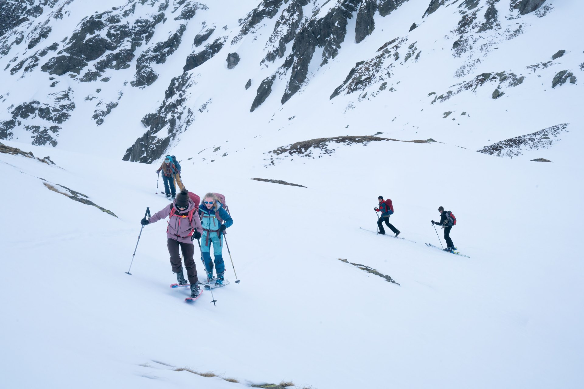 In ungefährlichem Gelände legen die Jugendlichen mit oder ohne Steighilfen selbst eine Spur an.
Anschliessend gehen sie den Hang ein zweites Mal in der Spur einer anderenPerson – ebenfalls mit oder ohne Steighilfen.
Danach geben sie einander Rückmeldung zur Spuranlage und zur Geländewahl.