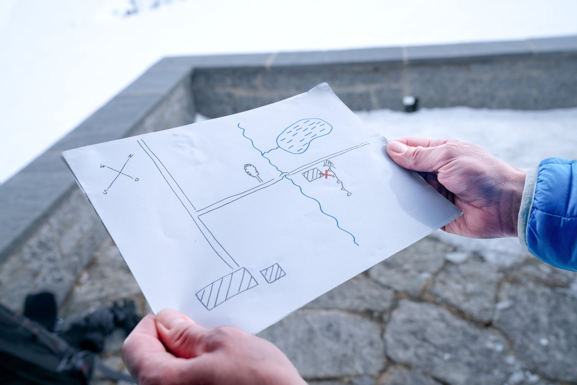 Geübte Skitourengängerinnen orientieren sich im Gelände fortlaufend unter Zuhilfenahme passender Orientierungsmittel. Sie kennen ihren Standort und können ihre Tourenplanung zielsicher umsetzen.