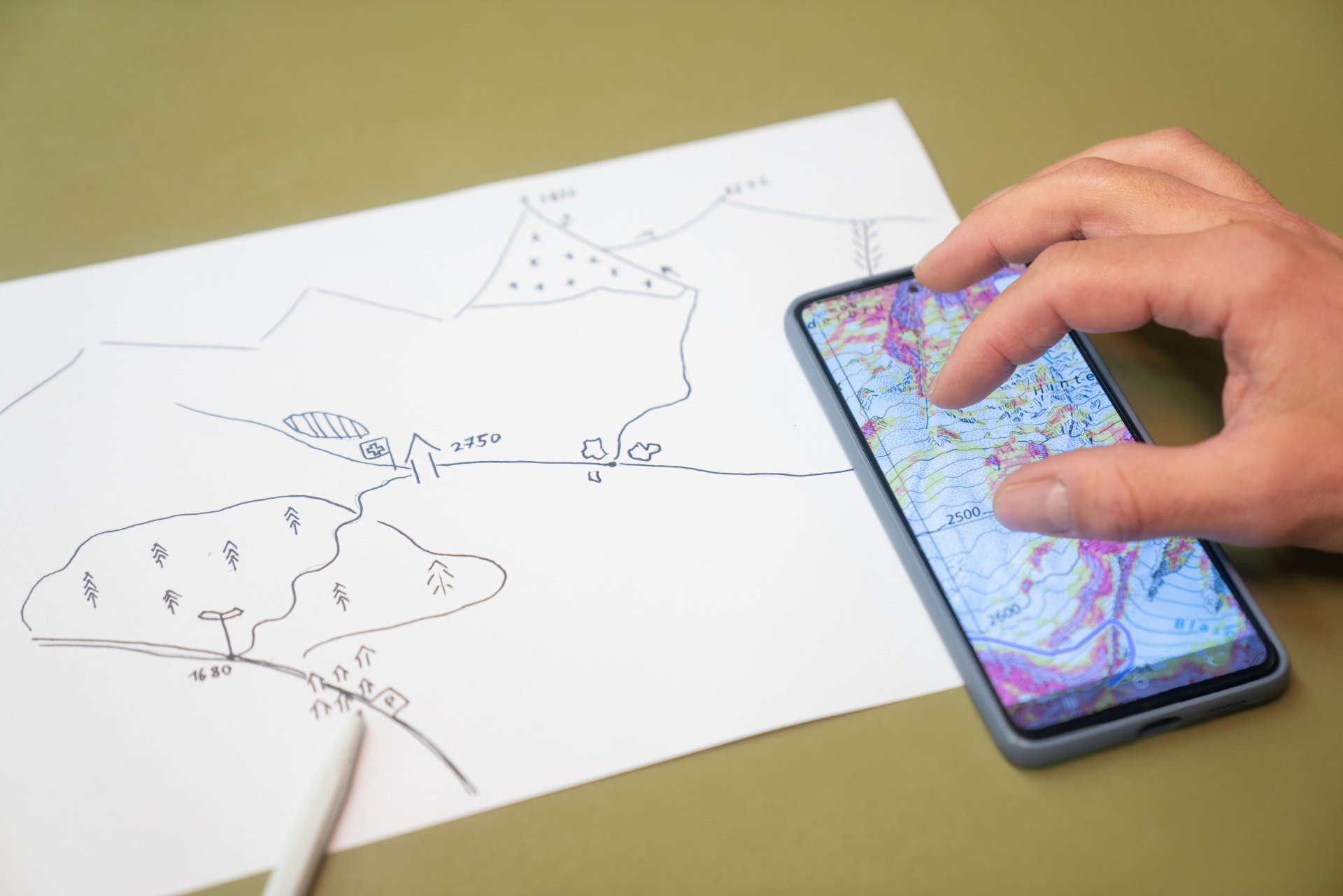 Zuerst betrachten die Jugendlichen eine Karte im Massstab 1:25 000. Sie merken sich die wichtigsten Geländemerkmale des vorgegebenen Ausschnitts.
Anschliessend legen sie die Karte beiseite und zeichnen den Ausschnitt aus der Vogelperspektive nach.