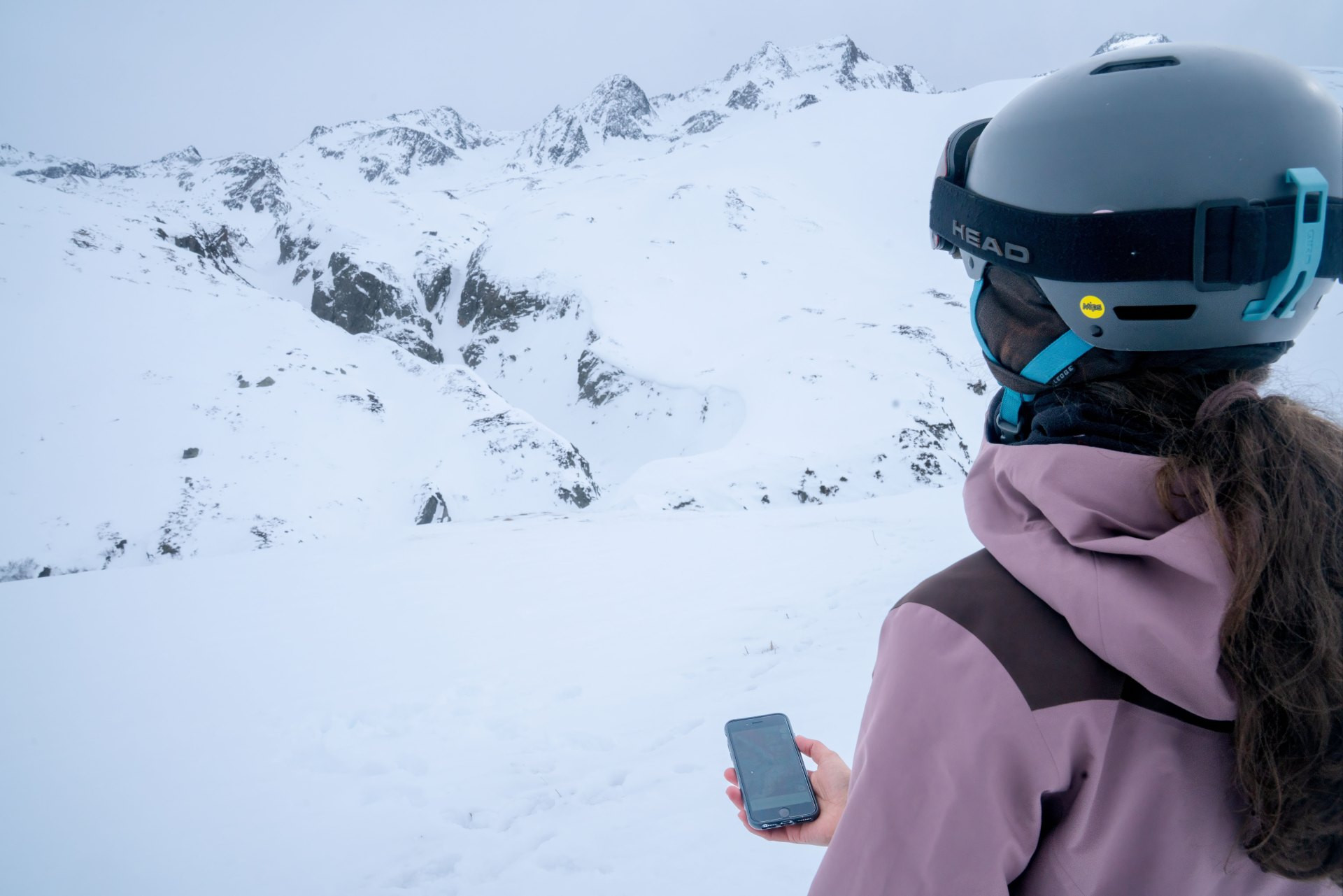 Teile eine Route als GPX-Datei im Gruppenchat. Die Jugendlichen importieren sie in ihre bevorzugte Karten-App (z. B. WhiteRisk oder Swisstopo). Stell ihnen Fragen zur Route, die sie mithilfe der Karte beantworten: