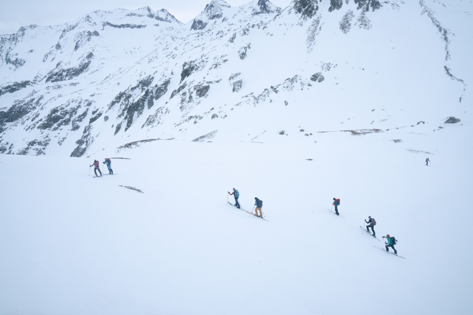 Gute Skitourengänger können in unterschiedlichem Gelände sicher und effektiv aufsteigen, primär mit Ski und Fellen, situativ auch mit Harscheisen. Sie beherrschen die Spitzkehre in jedem Gelände und verfügen über die nötige physische Verfassung.