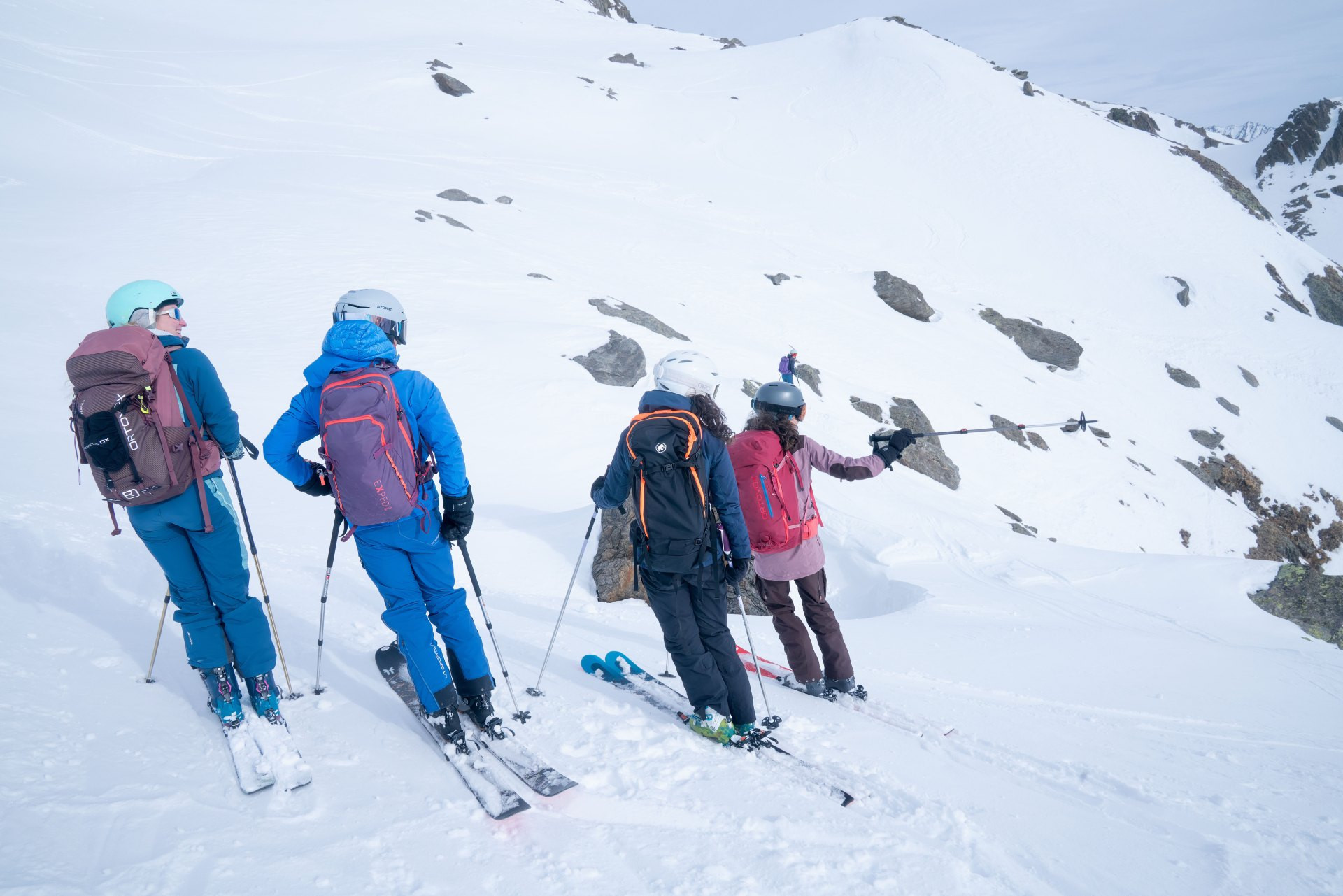 Die Jugendlichen beraten sich zu zweit, wohin sie fahren wollen. Sie prüfen das Gelände und den Schnee und überlegen, welche Schwungform passt.
Steht die Linie fest, fährt eine Person los. Die andere beobachtet, ob alles wie geplant gelingt.