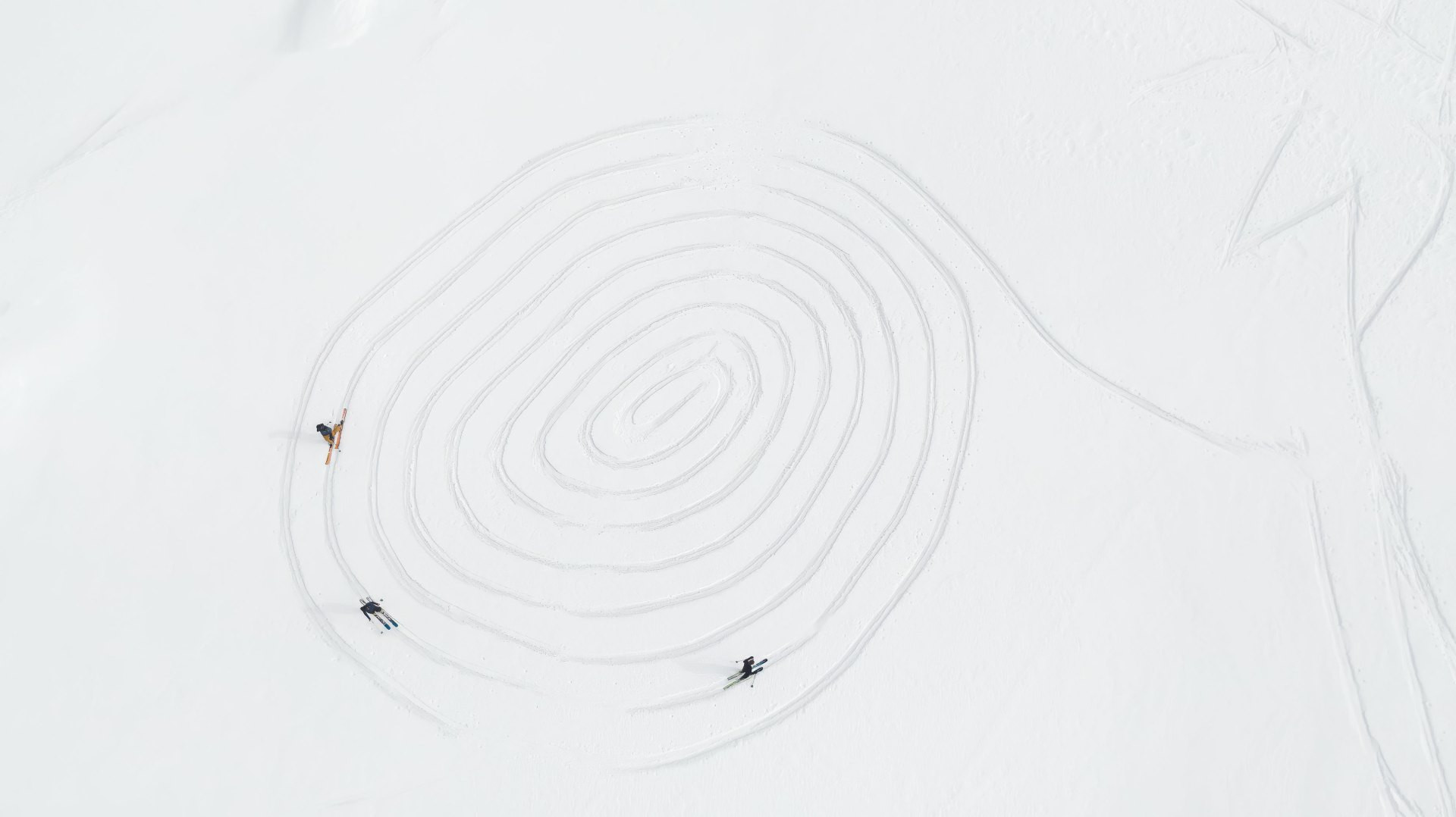 Die Jugendlichen überlegen sich allein oder zu zweit eine Form oder ein Bild und spuren dies auf einer Fläche in den Schnee.