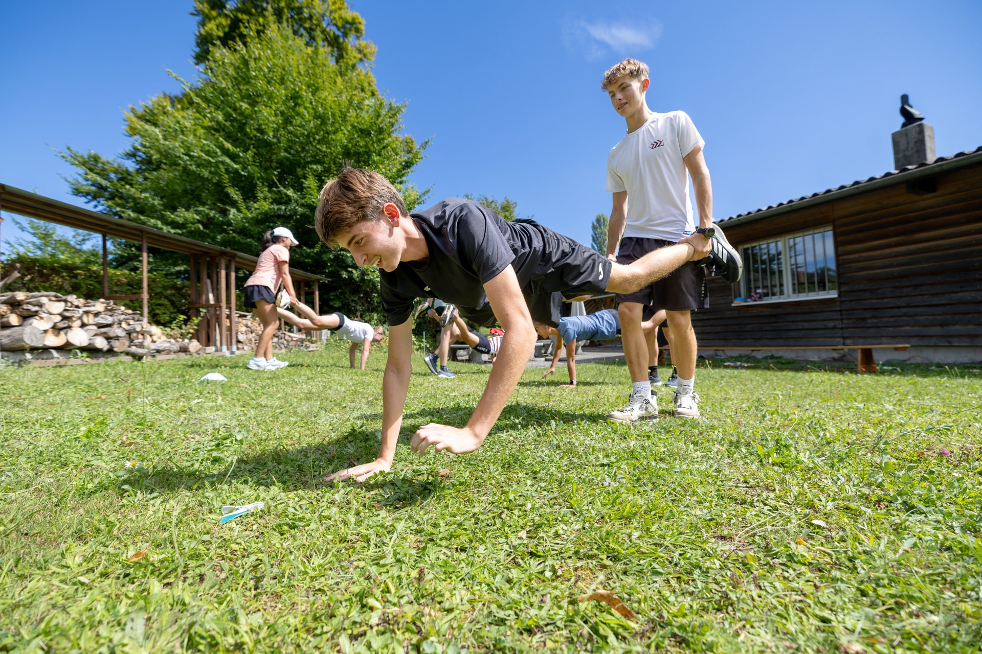 Die Kinder und Jugendlichen lernen, die Körperspannung zu halten und ihr Körpergewicht zu stützen.