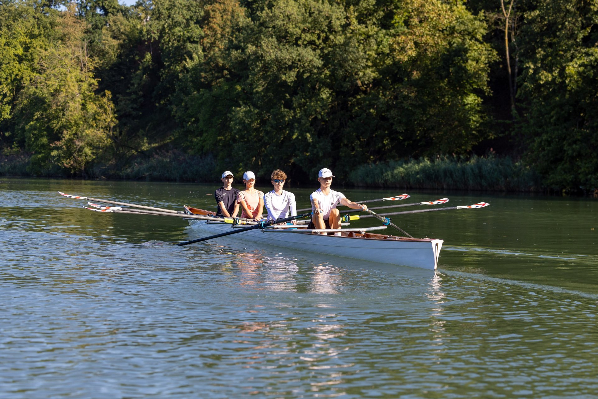 Aviron: Faire glisser tous ensemble le bateau avec stabilité