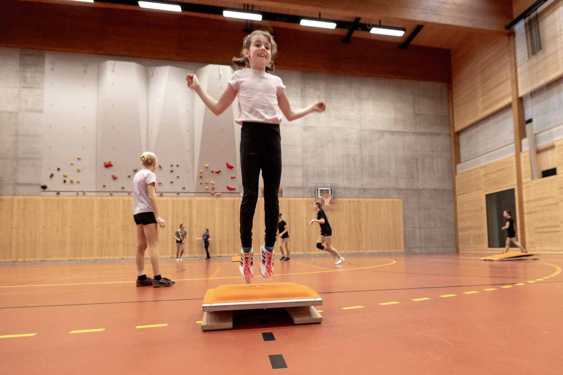 Rhönrad – Rhythmisch anlaufen und dynamisch ans Rad springen: Prellsprungfangis