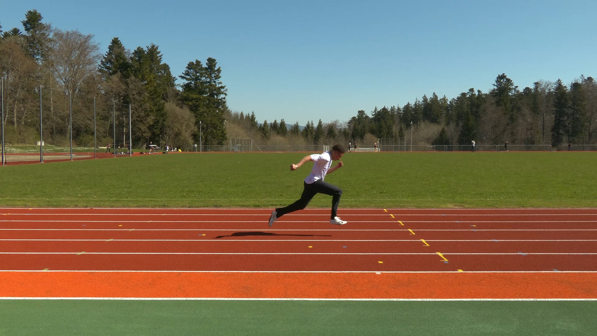 Start Beinzyklus (wird runder) Hohe Körperposition in Laufrichtung (Schulter vor KSP)