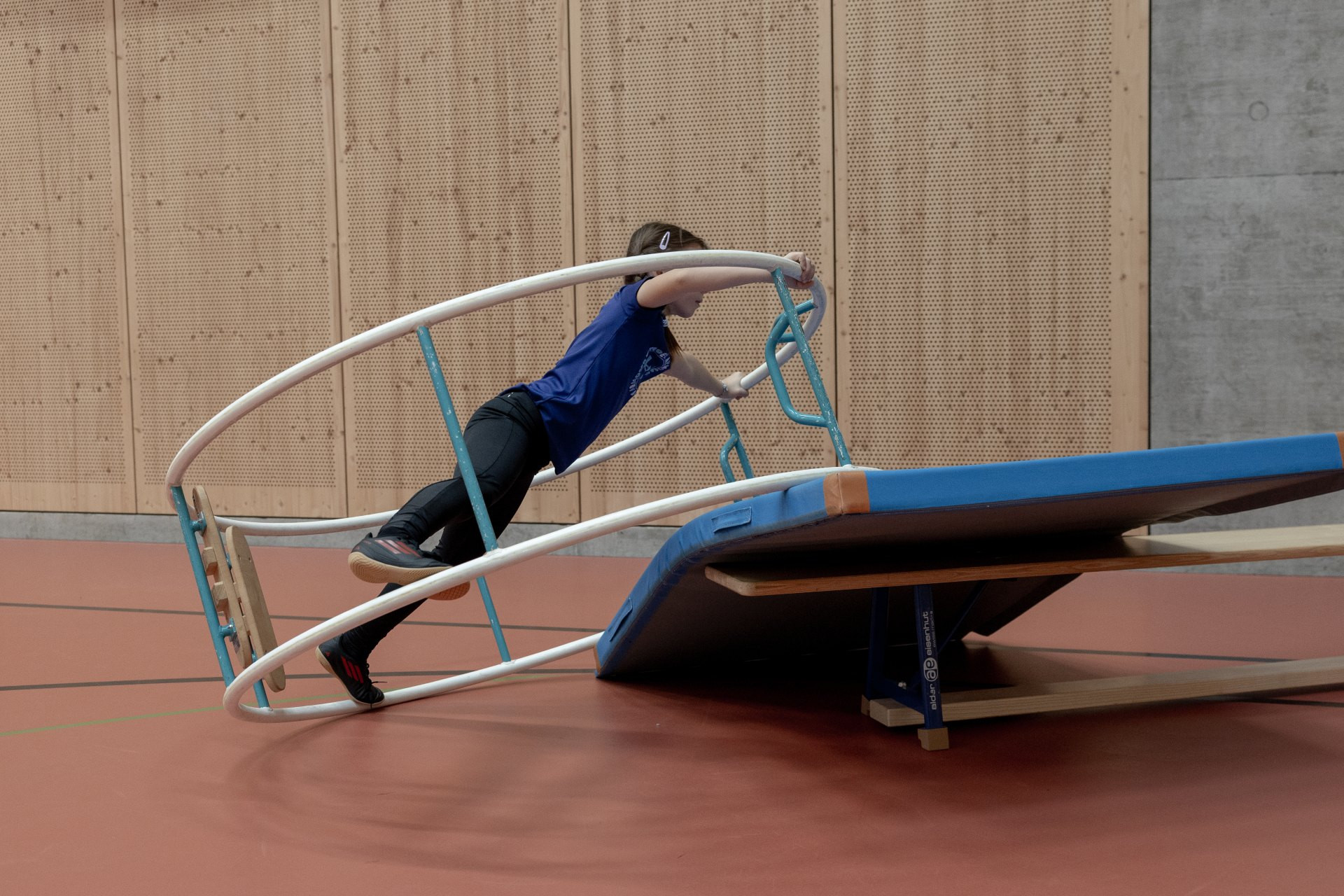 Rhönrad – Harmonisch und kontrolliert drehen: Spirale-Starter: Wippen in der Seitstellung
