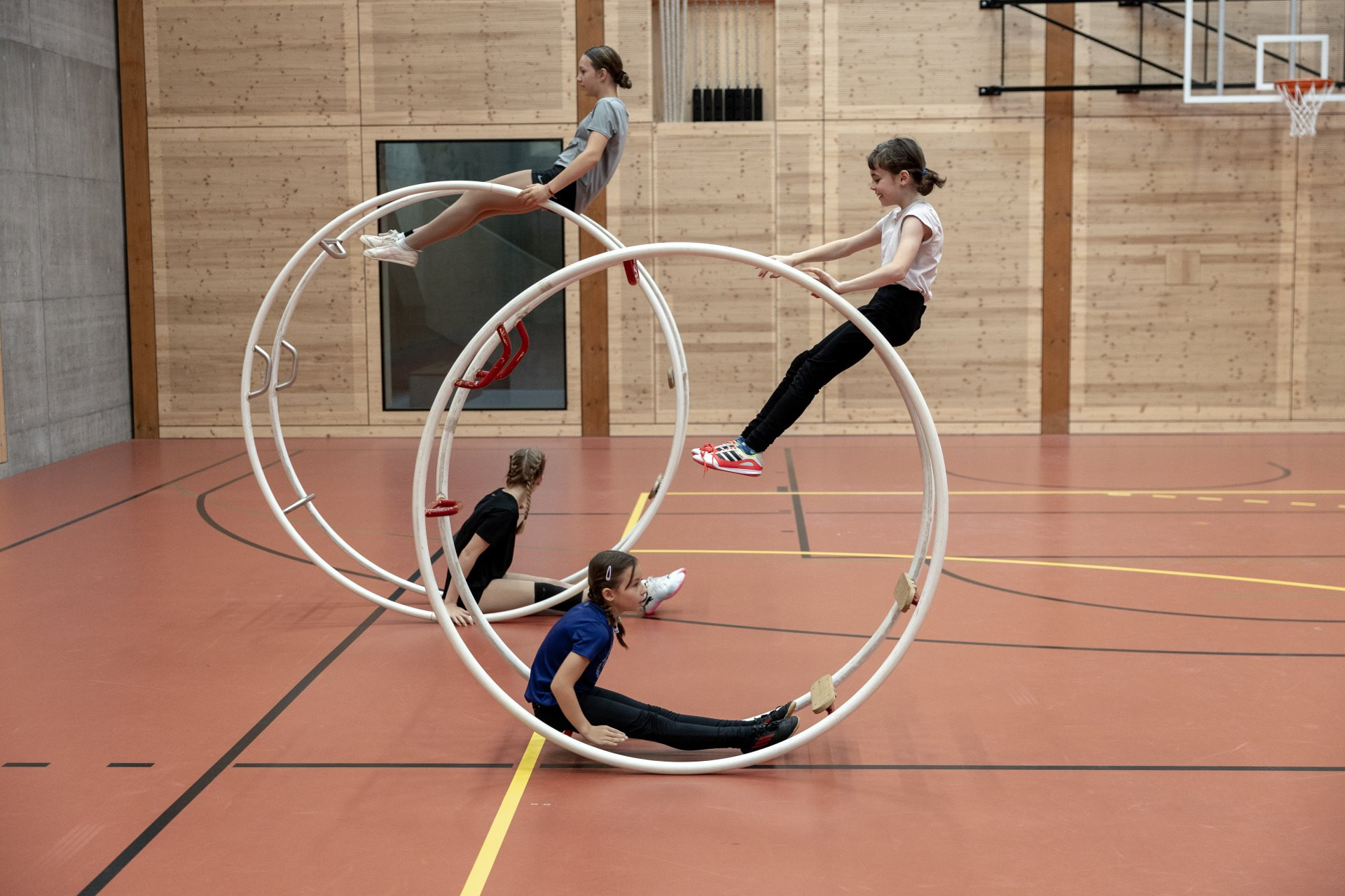 Rhönrad – Se maintenir en équilibre et se stabiliser habilement dans différentes positions: Balancés à deux