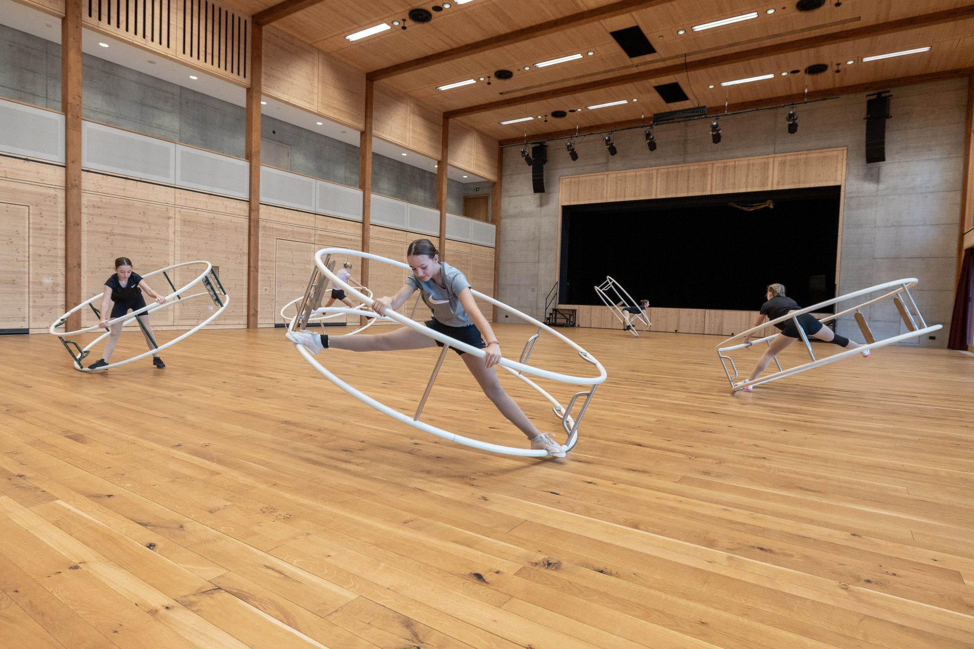 Rhönrad – Effectuer des rotations harmonieuses et maîtrisées: Faire tourner la roue pour exécuter une spirale accroupie ou cow-boy