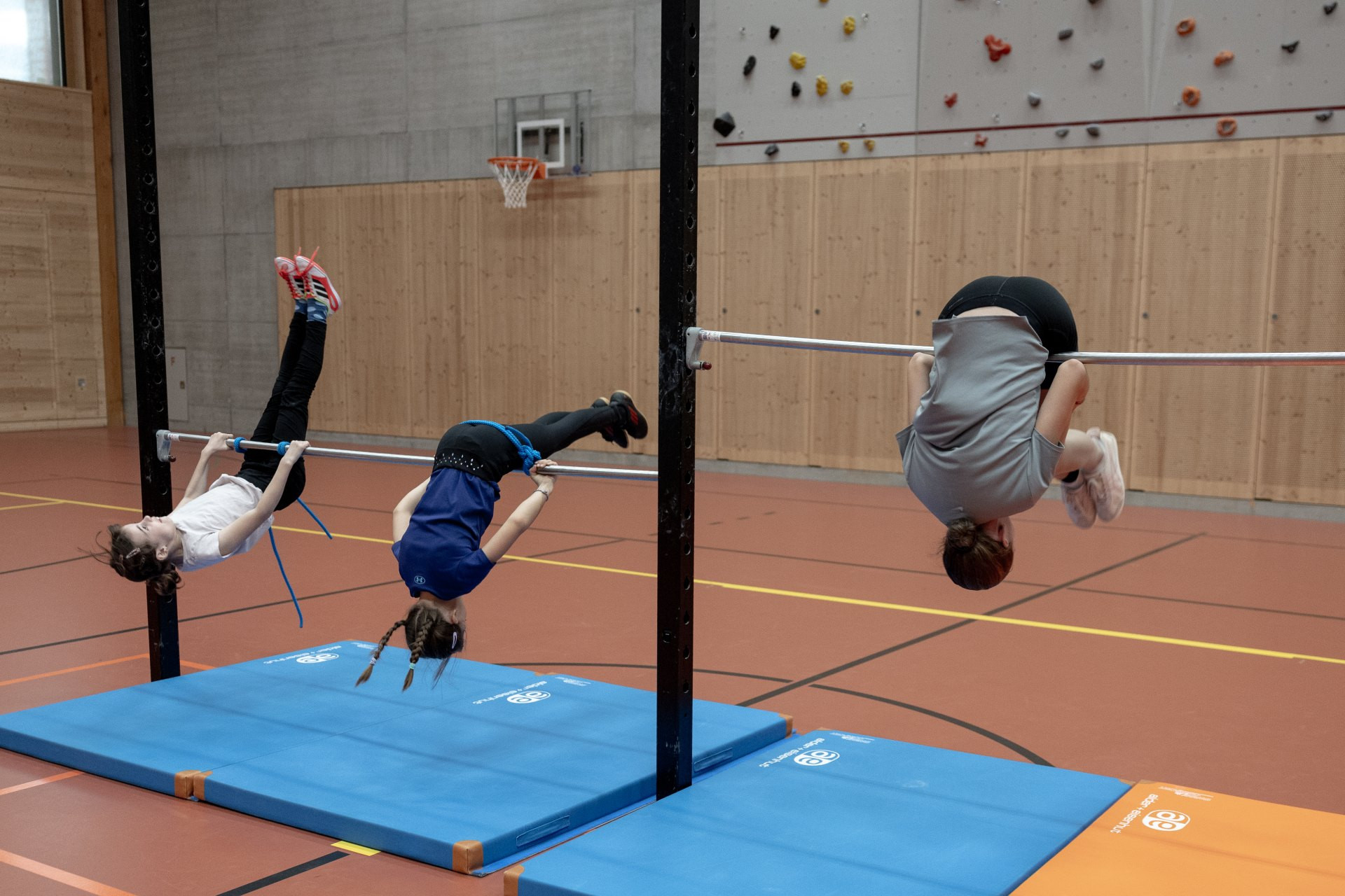 Rhönrad – Effectuer des rotations harmonieuses et maîtrisées: Rotation arrière (rouleau)