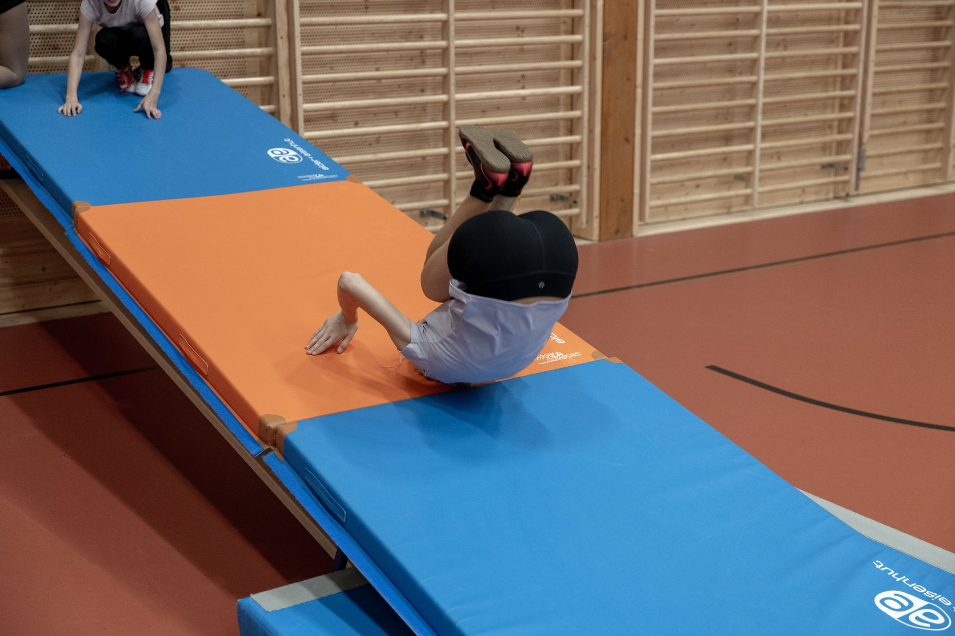 Rhönrad – Effectuer des rotations harmonieuses et maîtrisées: Roulades avant et arrière