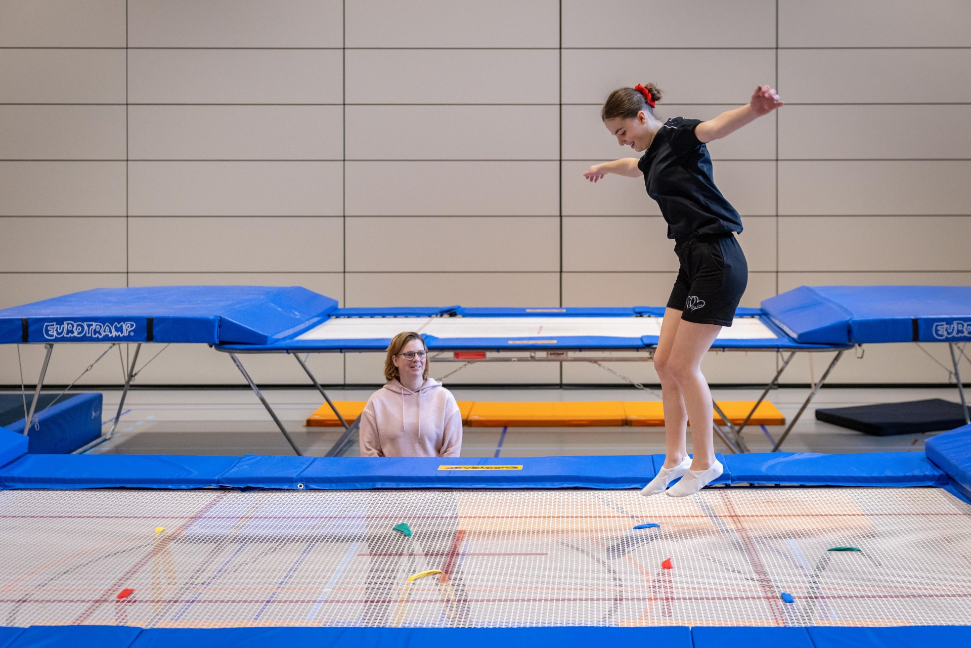 Inserisci nastri di colori diversi in diversi punti della tela del trampolino. Un ginnasta salta, durante la fase di volo un compagno annuncia un colore verso il quale il ginnasta deve eseguire il salto successivo. Se ci riesce, il compagno annuncia un altro colore e così via. L’obiettivo è di saltare in direzione del maggior numero di nastri possibile consecutivamente.