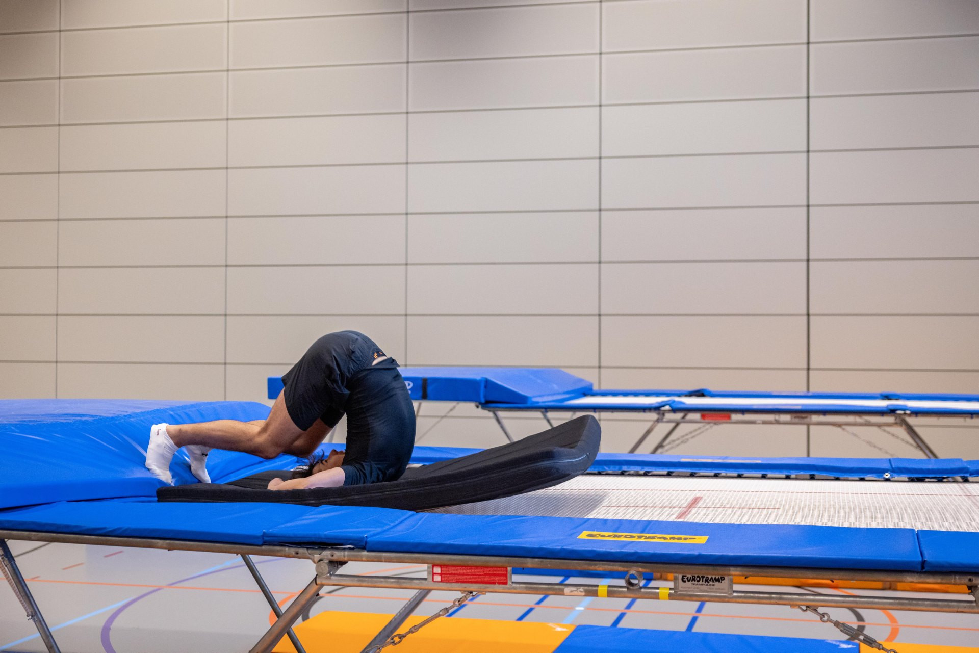Coordinano con precisione i movimenti di braccia, gambe e tronco per sfruttare al meglio l’energia durante l’atterraggio intermedio. Per fermarsi, ammortizzano in maniera stabile il rimbalzo sulla tela del trampolino. Questa regolazione precisa tra la velocità di rotazione e lo sfruttamento ottimale dell’energia di salto riduce al minimo il rischio di infortunio, in particolare in caso di rotazioni multiple complesse e salti estremamente alti.