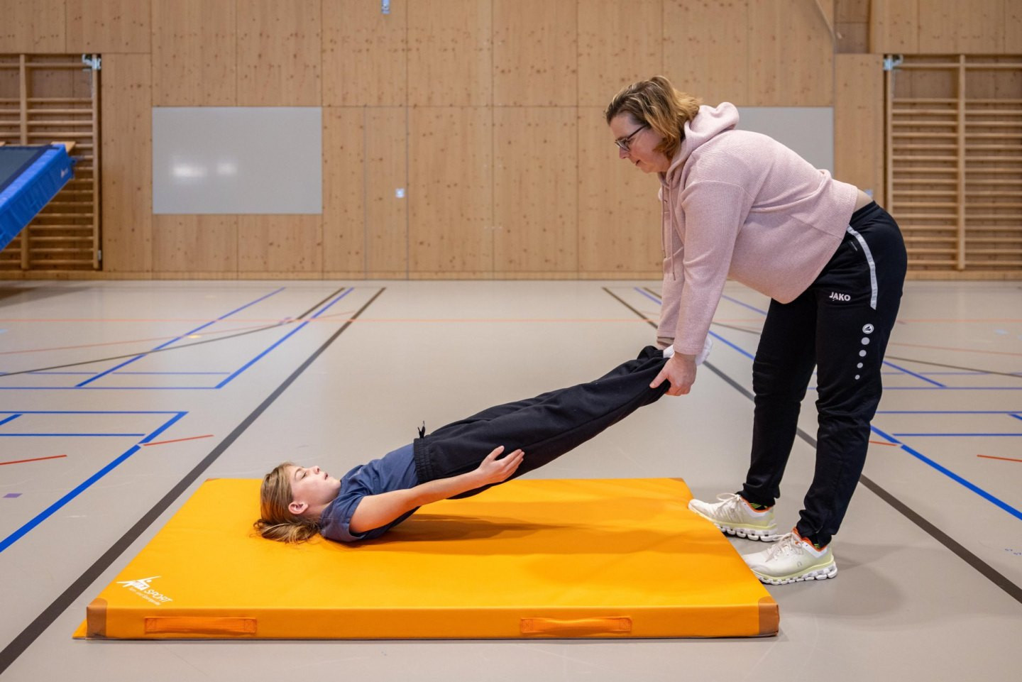 I freestyler ruotano inoltre attorno all’asse sagittale nelle rotazioni laterali. Le acrobazie spaziano dai semplici salti in estensione fino a rotazioni multiple e complesse attorno ai vari assi. Modificando la postura del corpo, ginnaste e ginnasti incidono sulla velocità di rotazione: raggruppati o carpiati ruotano più velocemente che non con il corpo teso. Attraverso impulsi precisi e coordinati, avviano la rotazione, ne regolano la velocità e la arrestano in maniera controllata durante le diverse fasi del salto. Le complesse sequenze di movimenti richiedono una buona padronanza del corpo, la capacità di orientarsi con sicurezza nello spazio e un timing preciso.