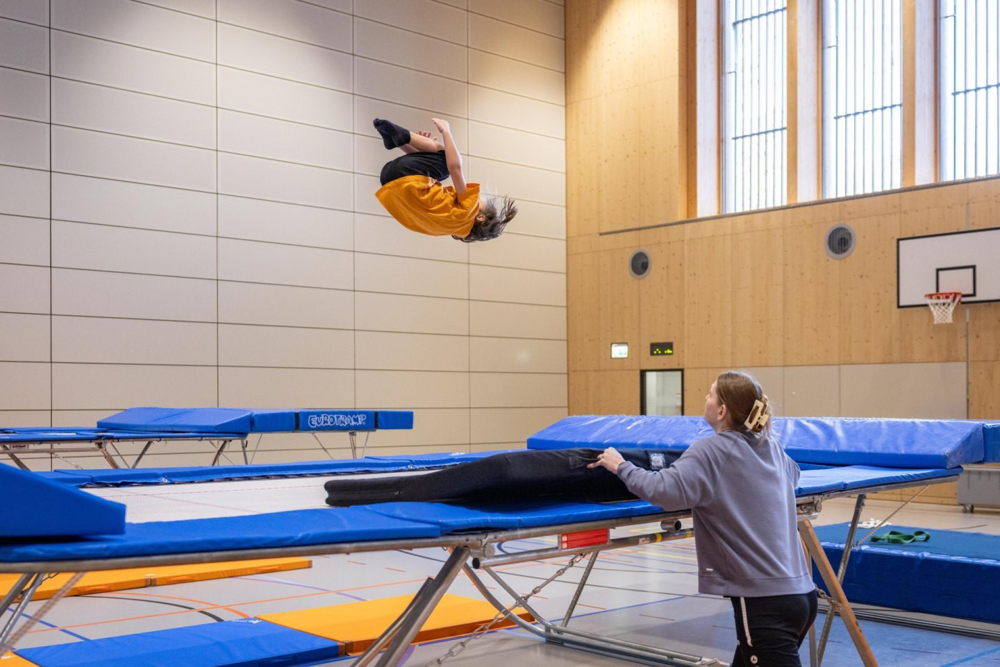 Le forme caratteristiche sono modelli di movimento, di gioco o di comportamento che si osservano in situazioni sportive concrete. Esse si orientano sulla soluzione ideale di un compito sportivo e sono quindi tratte direttamente dalla pratica. Da queste forme caratteristiche, mediante un approccio globale, ricavi forme di allenamento diversificate con chiari obiettivi di apprendimento. Ciò le rende particolarmente preziose e permette alle ginnaste e ai ginnasti di migliorarsi.