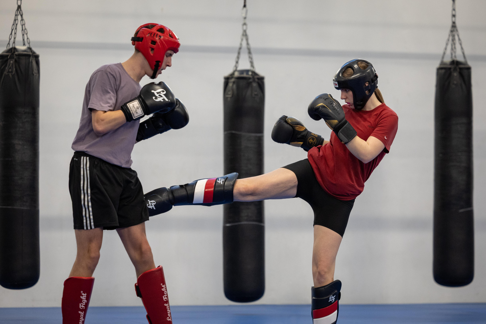 Kick-boxing light – Toucher les cibles autorisées avec contrôle: Sparring au ralenti