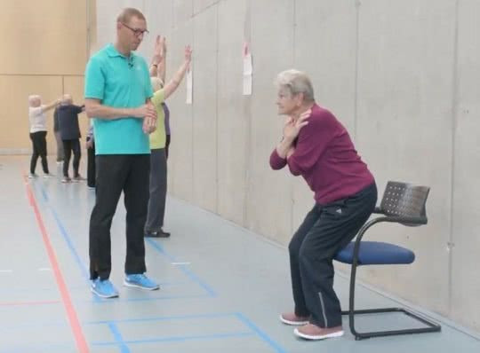 Les tests «5 x STS» (5 x Sit To Stand) et «TUG» (Timed Up and Go) sont destinés à évaluer le risque de chute. Ils mesurent la force des jambes et la mobilité, deux facteurs déterminants de la prévention des chutes. 