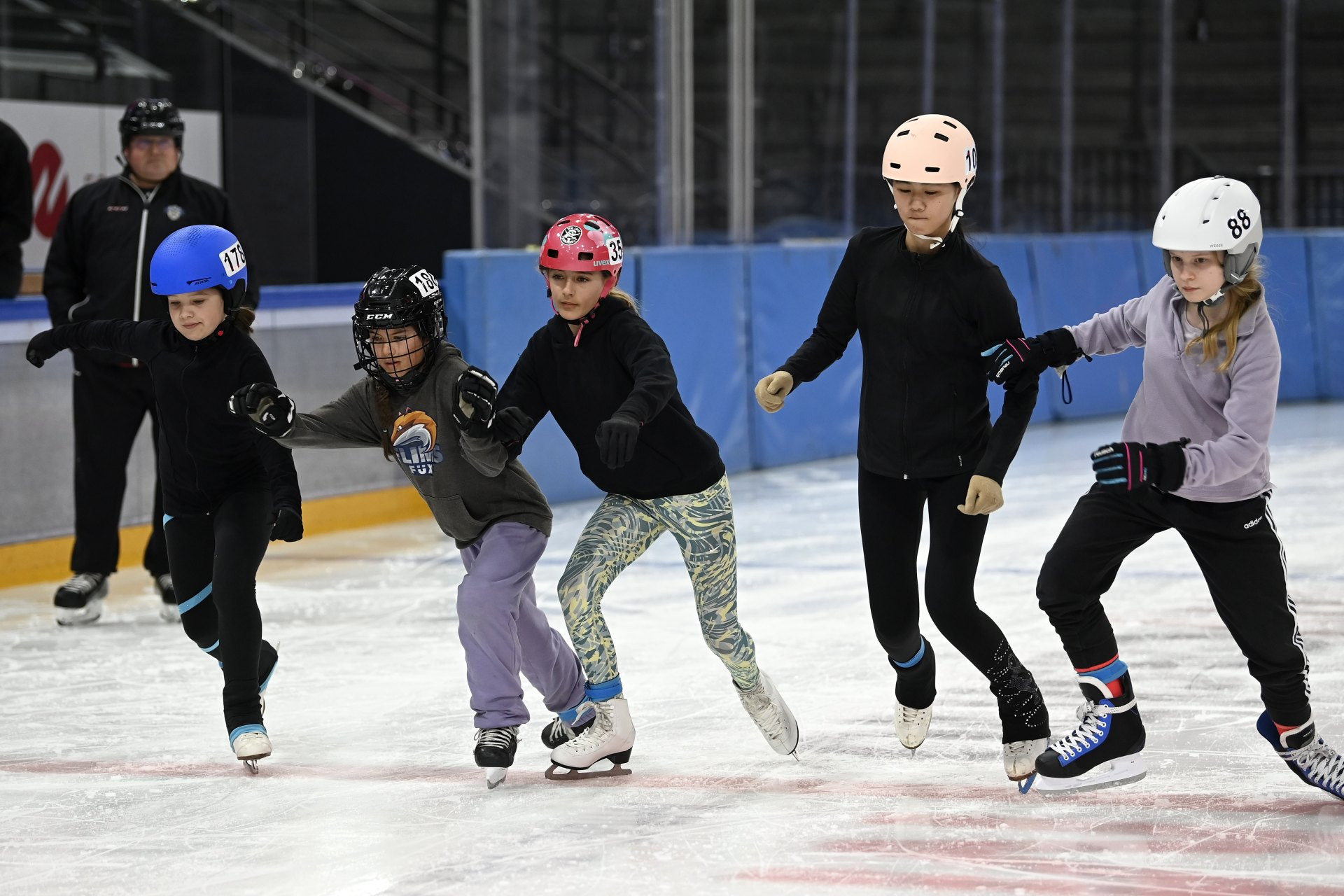 Aufs Eis, fertig, los! Beim Speedy-Cup entdecken Primarschulkinder spielerisch die Welt des Eissports - von Eiskunstlauf über Eishockey bis Speed-Skating. Ob Anfänger/-in oder kleiner Profi: Dank verschiedener Schwierigkeitsstufen ist für jedes Niveau etwas dabei. Anmeldungen sind ab dem 20. August 2026 möglich.