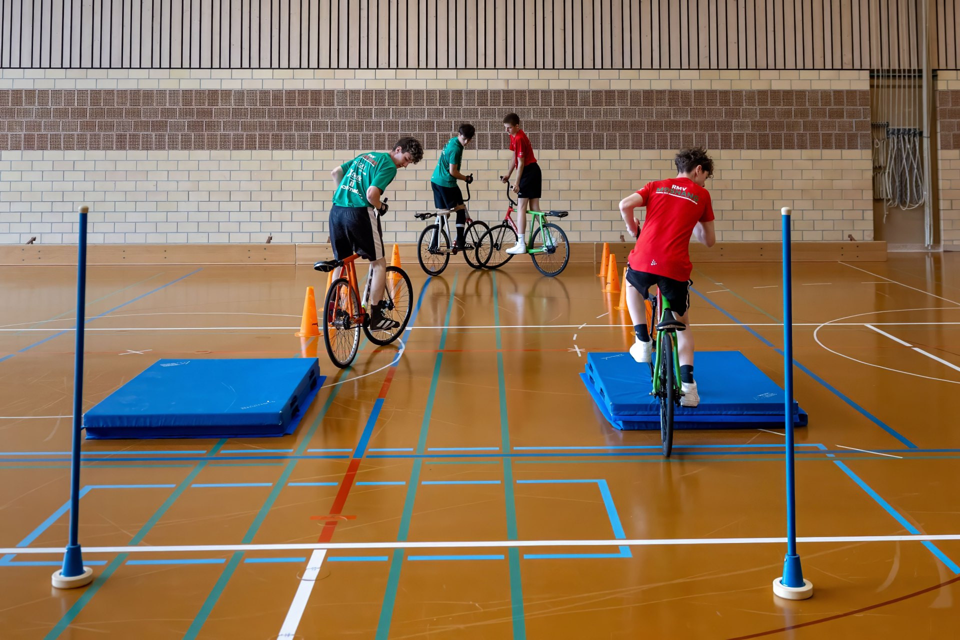 Radball – Übergreifende Erscheinungsformen – Sich dynamisch und agil mit dem Radballvelo bewegen: Hindernisparcours