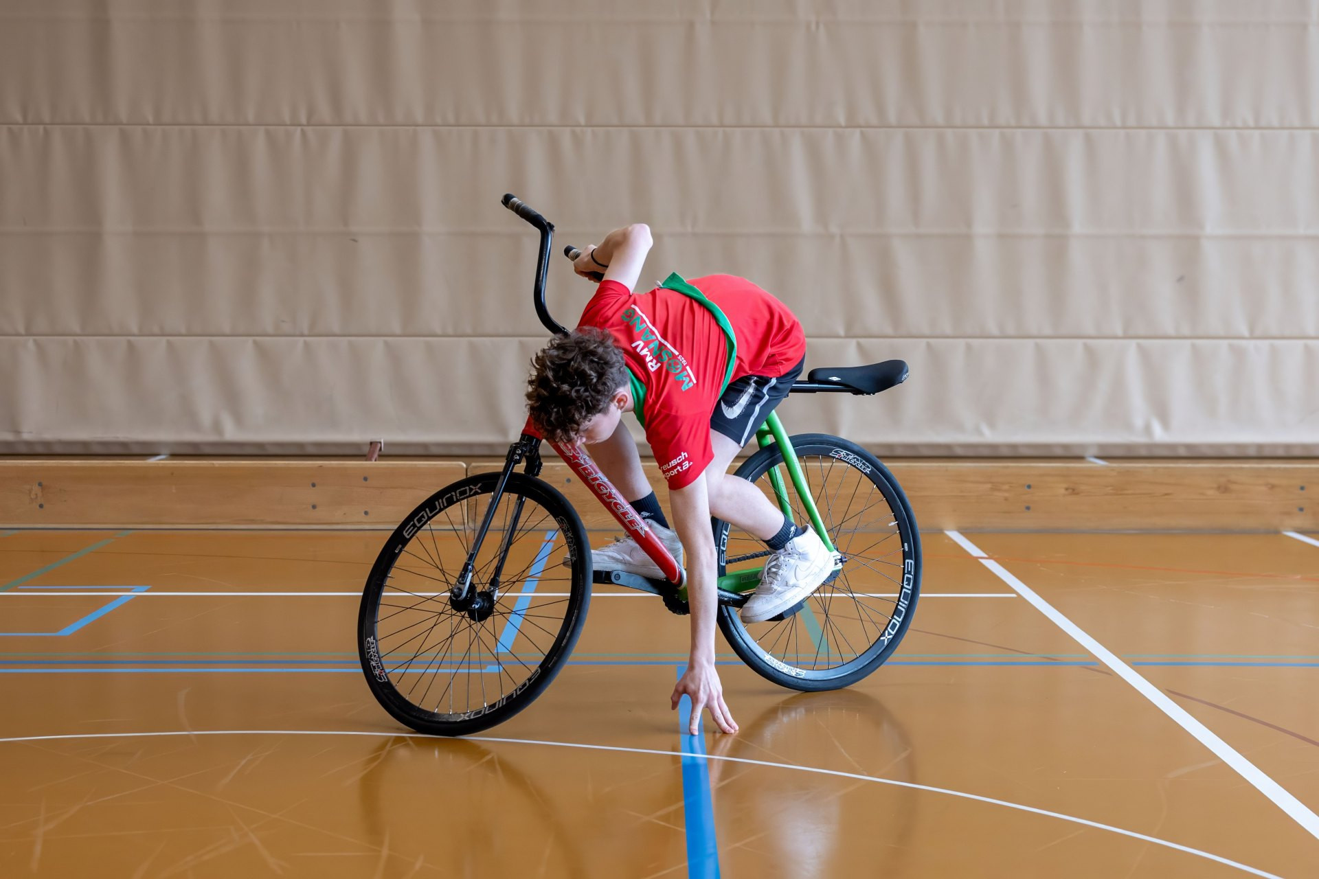 Radball – Übergreifende Erscheinungsformen – Sicher und stabil auf dem Radballvelo stehen: Angefroren